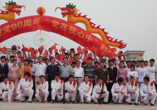 记者进入云南滑坡中心区域：夜色中大型机械作业 搜救犬、生命探测仪投入救援